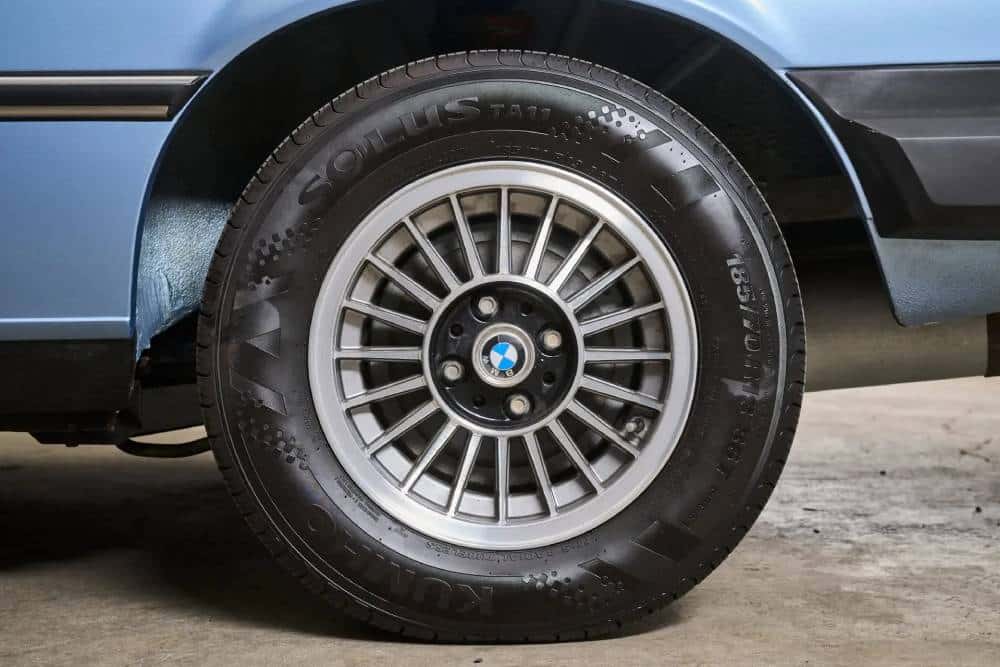 https://autogreeknews.gr/wp-content/uploads/2026/08/1977-BMW-320i-Auction-21.jpg
