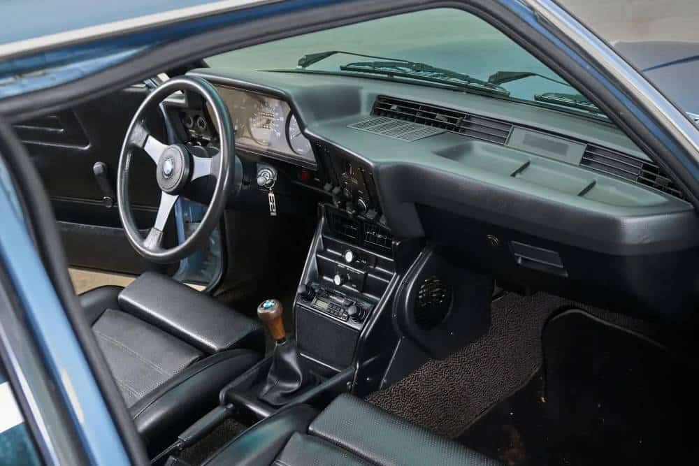 https://autogreeknews.gr/wp-content/uploads/2026/08/1977-BMW-320i-Auction-25.jpg