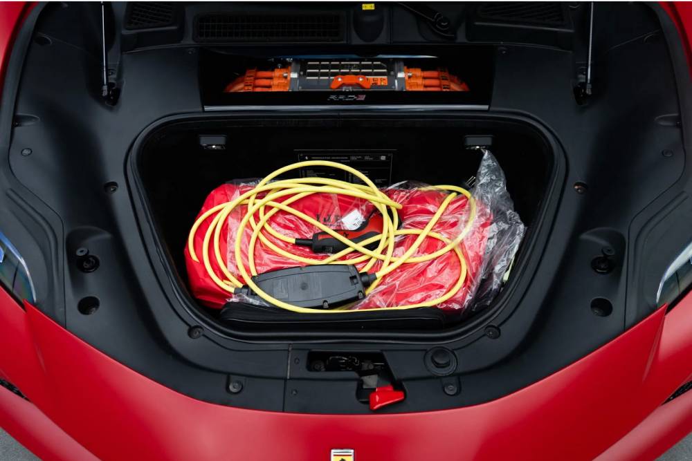 https://autogreeknews.gr/wp-content/uploads/2026/08/2023-ferrari-sf90-stradale-7.jpg