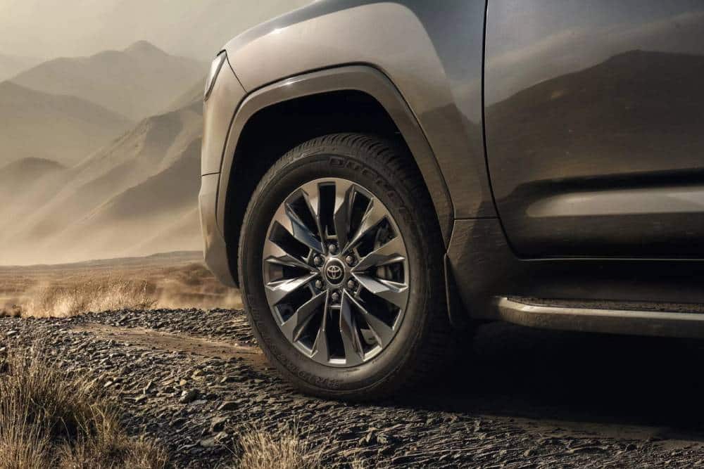 https://autogreeknews.gr/wp-content/uploads/2026/08/2026-Toyota-Land-Cruiser-300-Hybrid-10-2048x1543-1.jpg