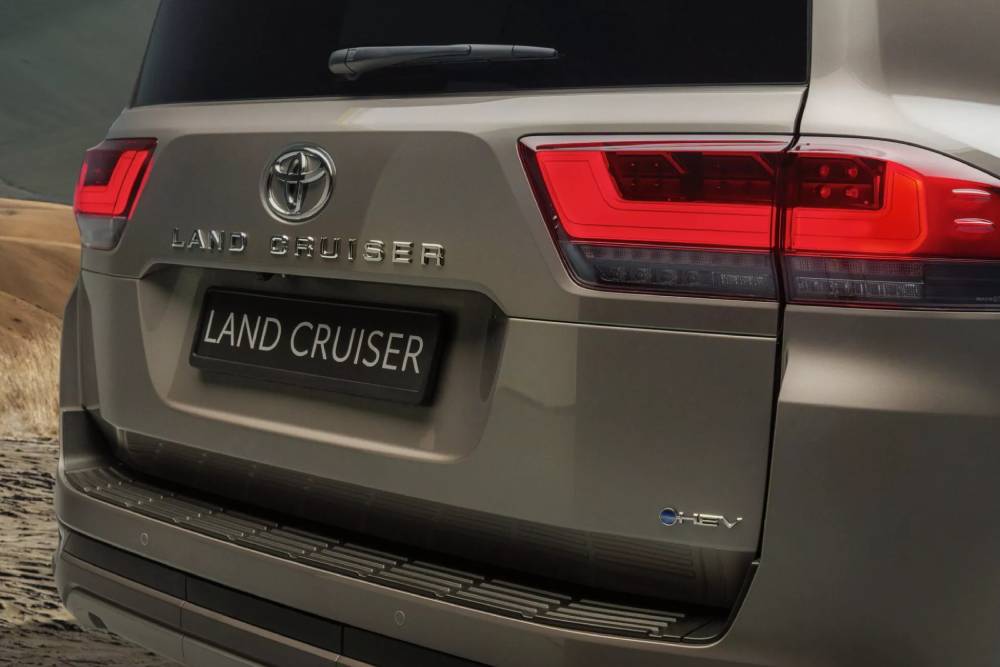 https://autogreeknews.gr/wp-content/uploads/2026/08/2026-Toyota-Land-Cruiser-300-Hybrid-11-2048x1366-1.jpg
