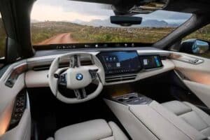 BMW: «Δεν βάζουμε κουμπιά γιατί οι νέοι μιλάνε στα αυτοκίνητα»