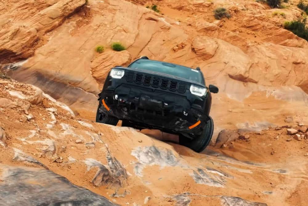 Το νέο Jeep Cherokee Trailhawk ορμάει εκτός δρόμου (+video)