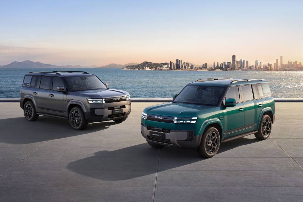 https://autogreeknews.gr/wp-content/uploads/2026/08/BYD-Ti7-two-car-static-1.jpg