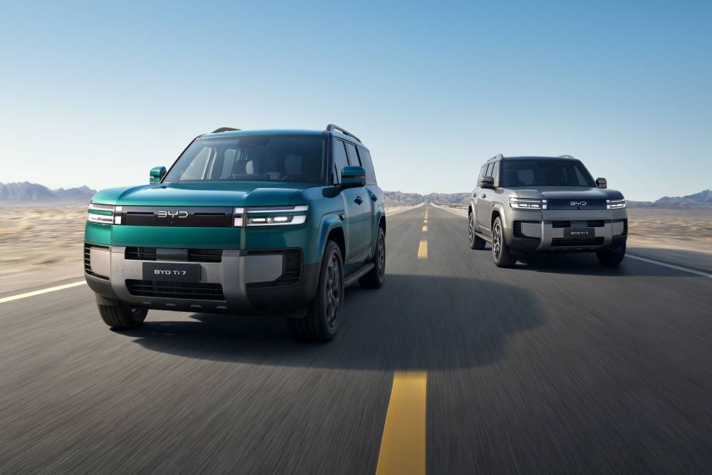 https://autogreeknews.gr/wp-content/uploads/2026/08/BYD-Ti7-two-car-tracking-1.jpg