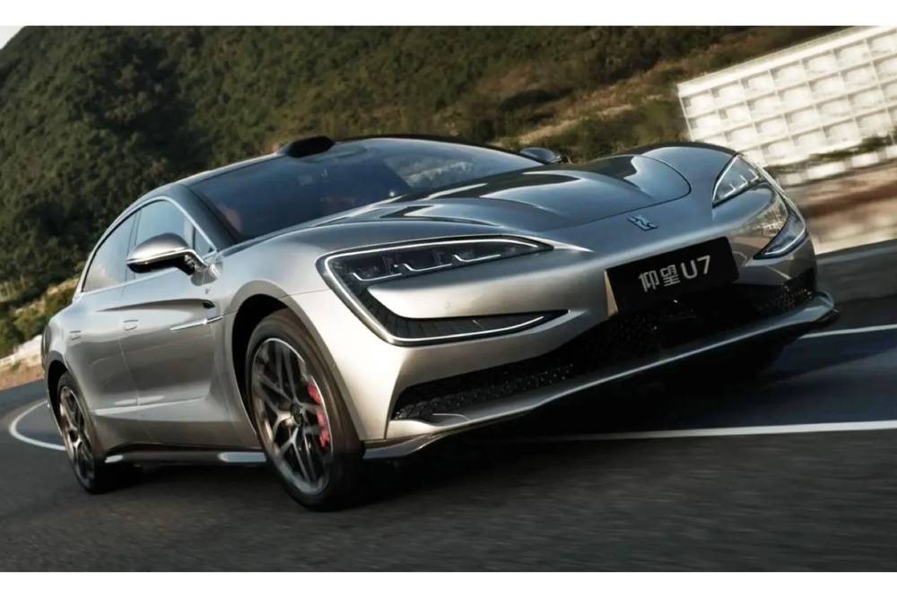 https://autogreeknews.gr/wp-content/uploads/2026/08/BYD-Yangwang-U7-Test-1aa-2048x1152-1.jpg