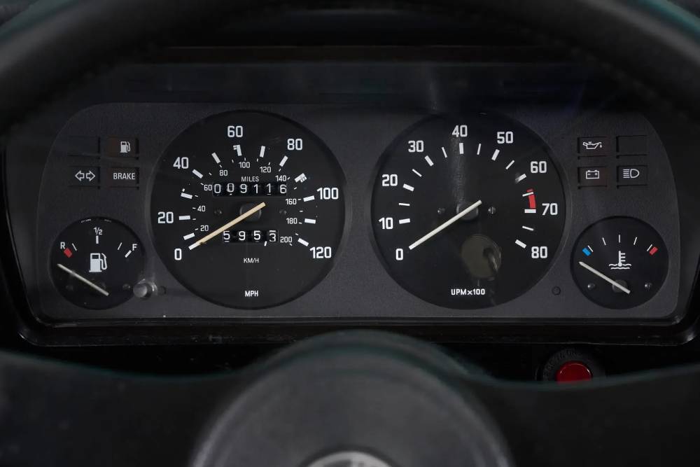 https://autogreeknews.gr/wp-content/uploads/2026/08/HeritageGruppe_BMWE21-320i_112-scaled-72907.jpg