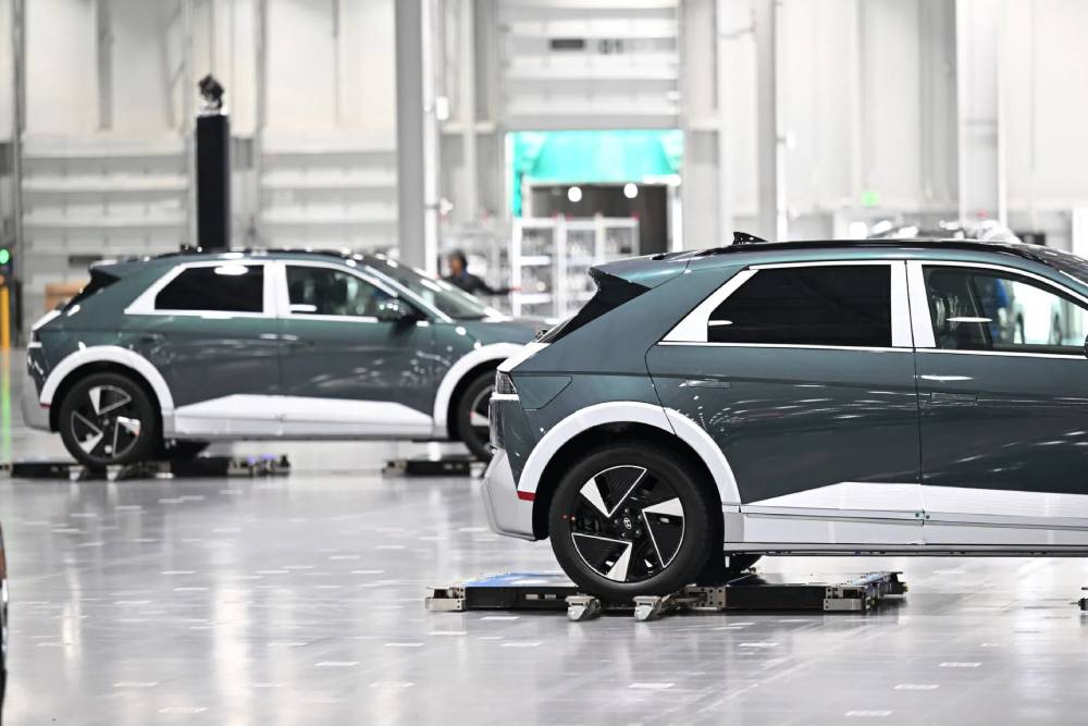https://autogreeknews.gr/wp-content/uploads/2026/08/Hyundai-Parking-Robots-811-1-2048x1242-1.jpg