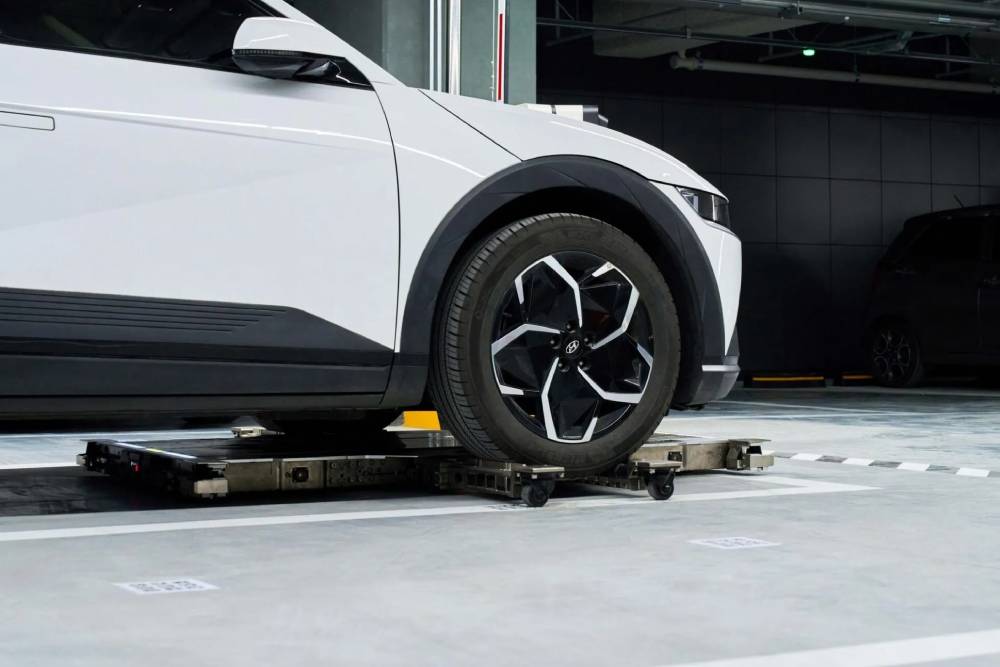 https://autogreeknews.gr/wp-content/uploads/2026/08/Hyundai-Parking-Robots-811-3-2048x1366-1.jpg