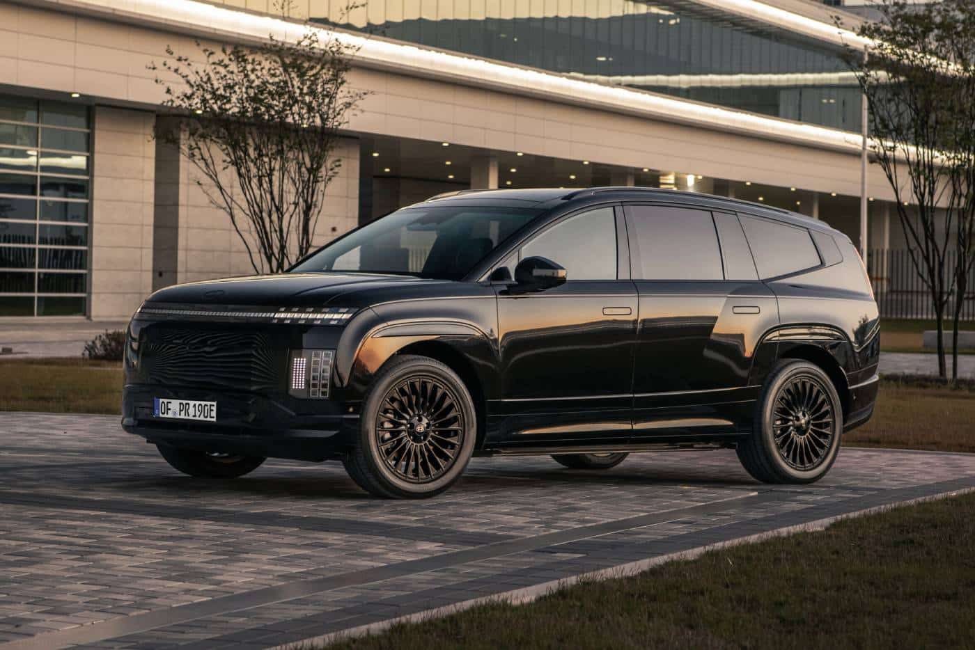 https://autogreeknews.gr/wp-content/uploads/2026/08/Ioniq9_Calligraphy_Black_Ink_02c-1.jpg