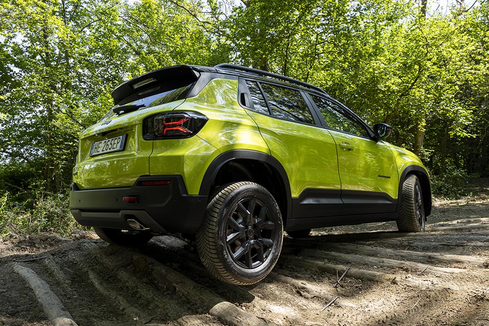 https://autogreeknews.gr/wp-content/uploads/2026/08/Jeep-Avenger-2026-11.jpg