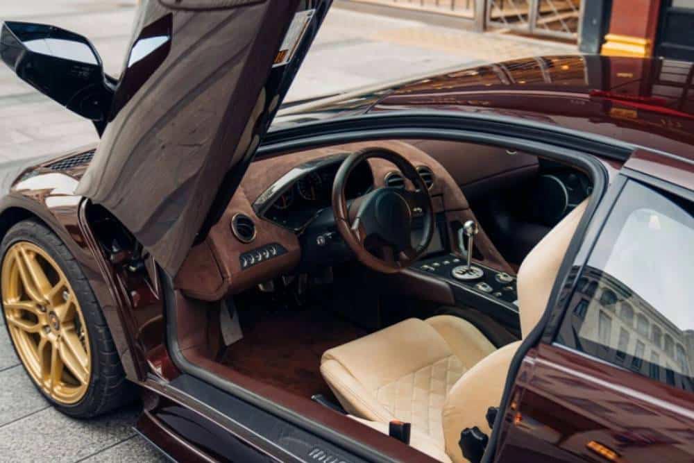 Η τελευταία χειροκίνητη Lambo V12 μας έχει του χεριού της