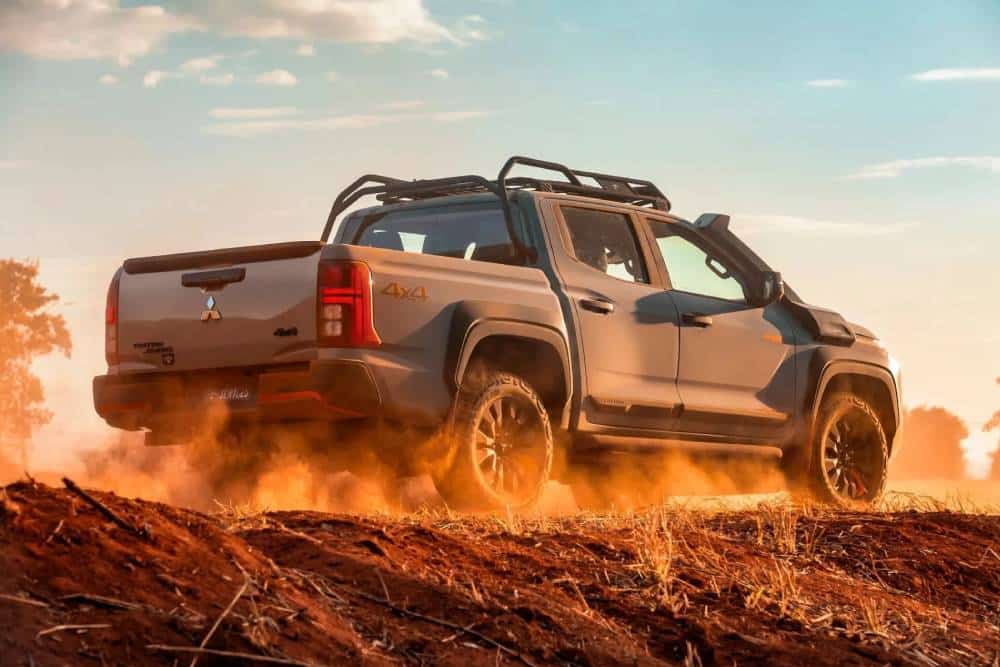 https://autogreeknews.gr/wp-content/uploads/2026/08/Mitsubishi-Triton-Savana-Sertoes-Brazil-7-2048x136-1.jpg
