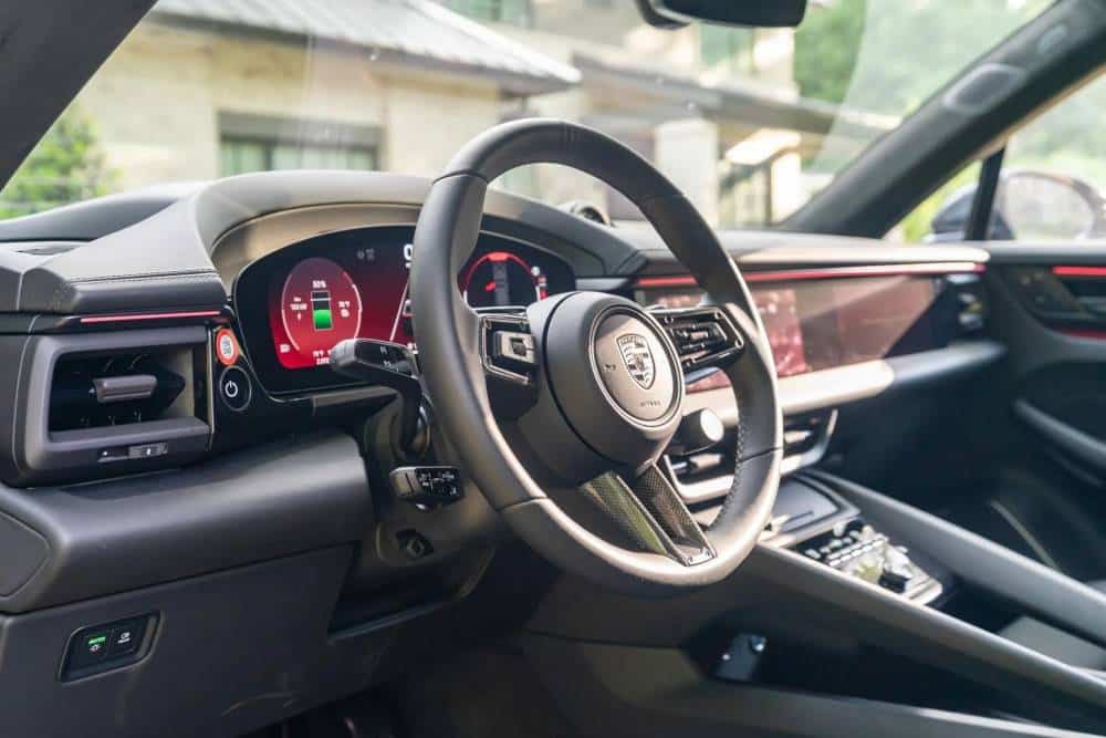 https://autogreeknews.gr/wp-content/uploads/2026/08/Porsche-Macan-Turbo-Electric-Auction-5.jpg