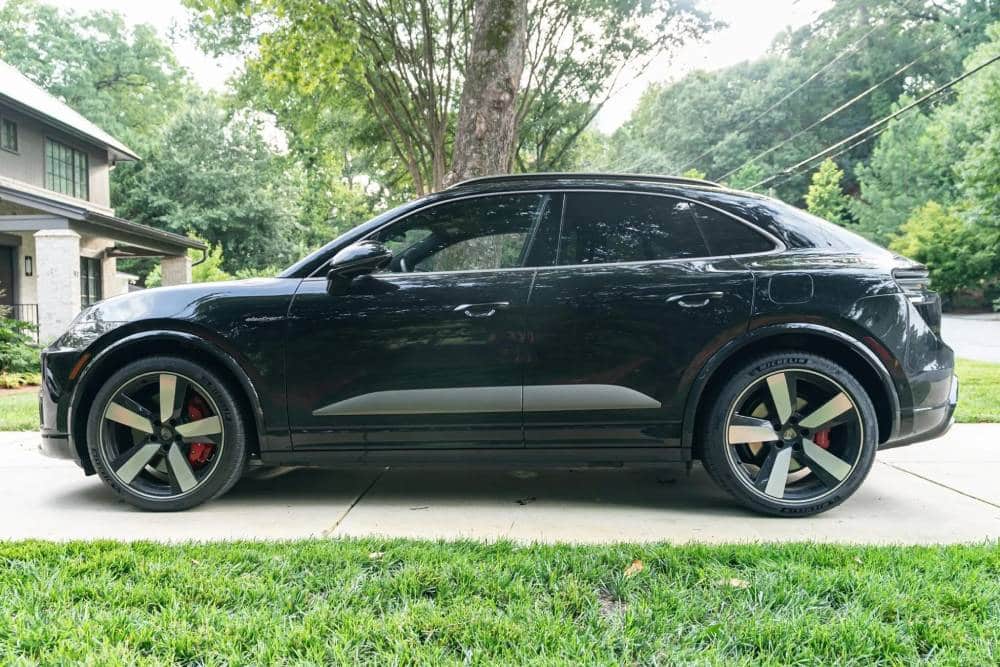 https://autogreeknews.gr/wp-content/uploads/2026/08/Porsche-Macan-Turbo-Electric-Auction-9.jpg