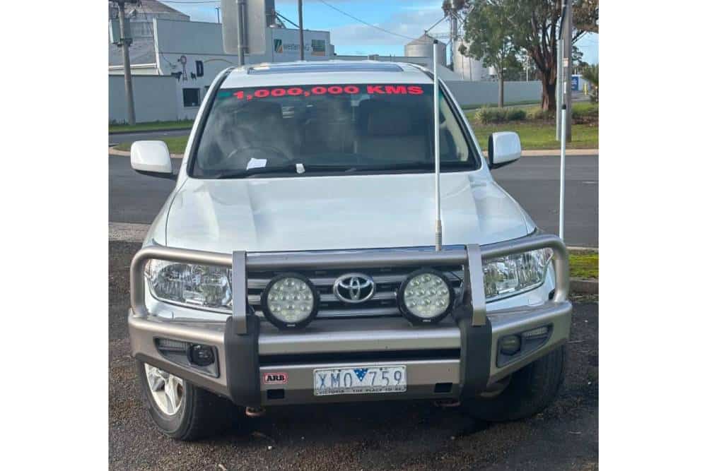 https://autogreeknews.gr/wp-content/uploads/2026/08/Toyota_Land_Cruiser_999999_km_for_sale-1.jpg