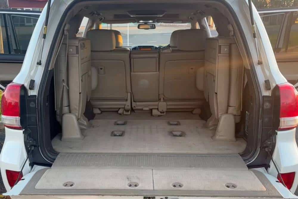 https://autogreeknews.gr/wp-content/uploads/2026/08/Toyota_Land_Cruiser_999999_km_for_sale-3.jpg
