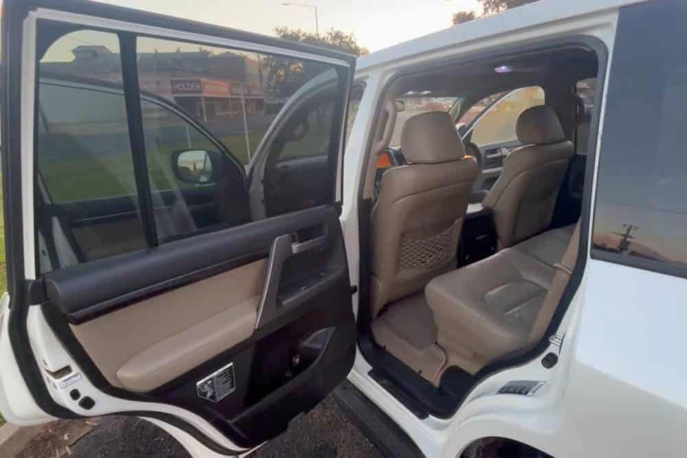https://autogreeknews.gr/wp-content/uploads/2026/08/Toyota_Land_Cruiser_999999_km_for_sale-4.jpg