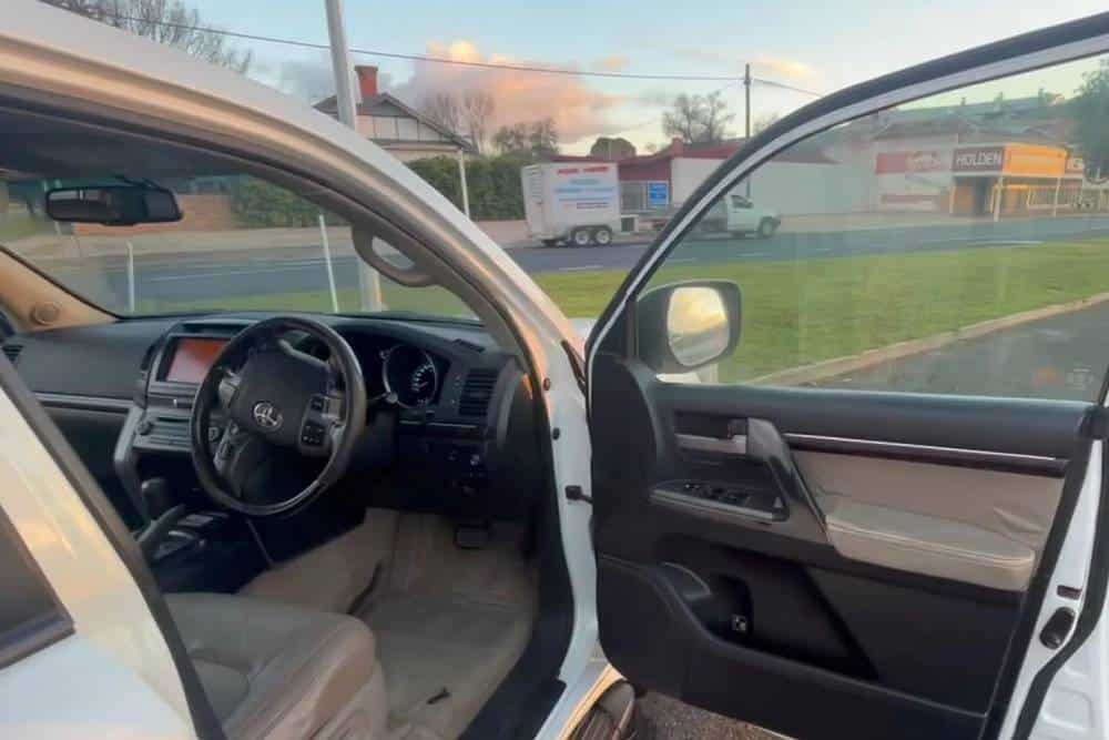 https://autogreeknews.gr/wp-content/uploads/2026/08/Toyota_Land_Cruiser_999999_km_for_sale-5.jpg