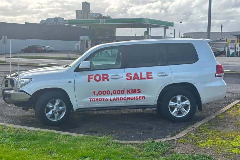 https://autogreeknews.gr/wp-content/uploads/2026/08/Toyota_Land_Cruiser_999999_km_for_sale-7.jpg