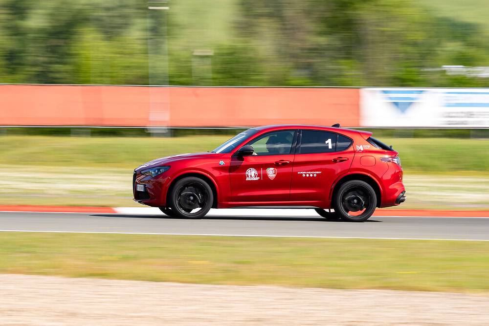 https://autogreeknews.gr/wp-content/uploads/2026/08/alfa-romeo-driving-academy-1.jpg