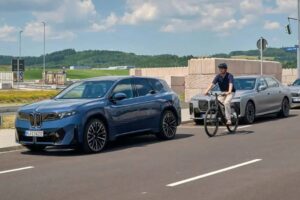 Η BMW δεν αφήνει να ανοίξεις την πόρτα αν έρχεται ποδηλάτης