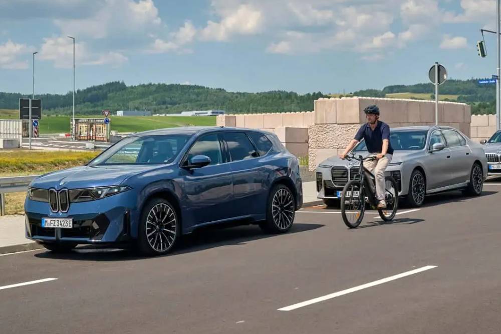 Η BMW δεν αφήνει να ανοίξεις την πόρτα αν έρχεται ποδηλάτης