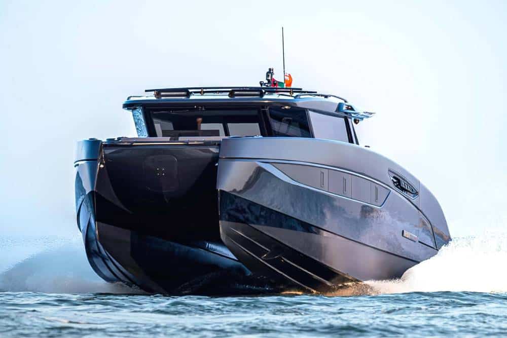https://autogreeknews.gr/wp-content/uploads/2026/08/brabus-ultima-55-luxuskatamaran-2026-1.jpg