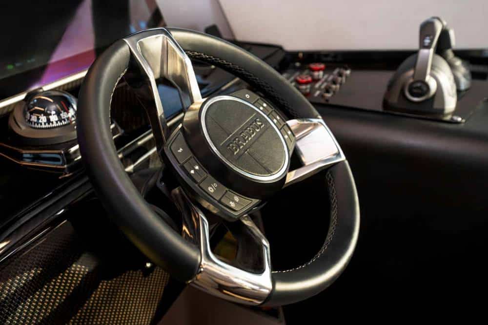 https://autogreeknews.gr/wp-content/uploads/2026/08/brabus-ultima-55-luxuskatamaran-2026-10.jpg