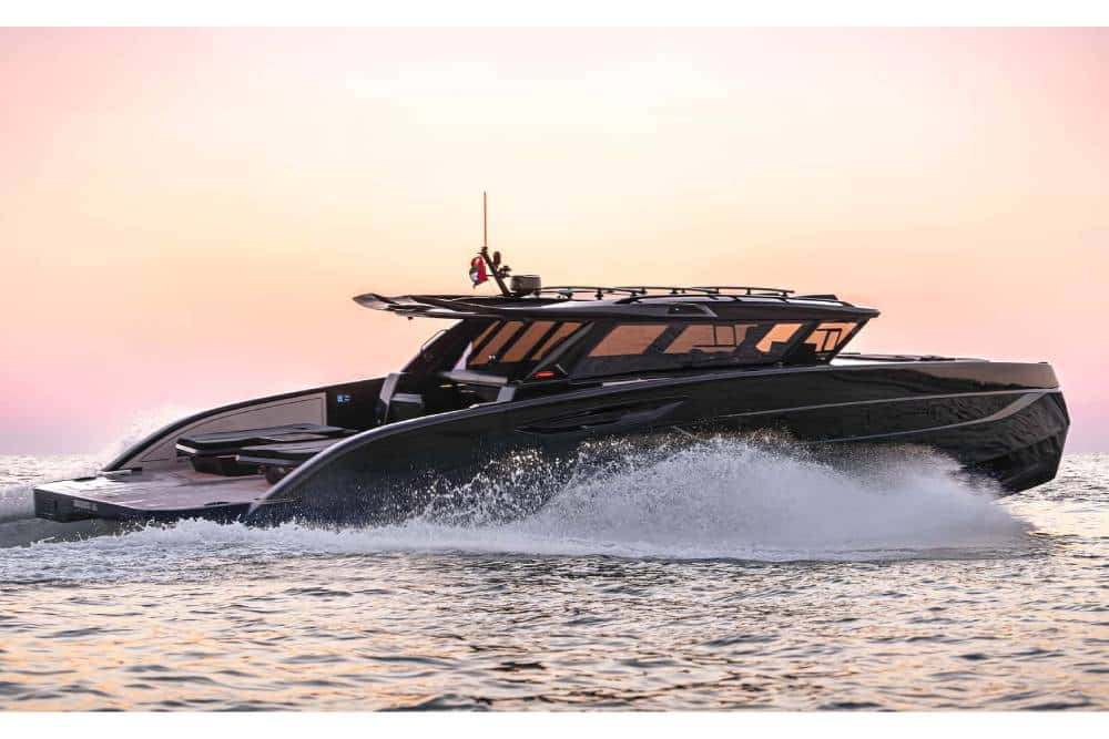 https://autogreeknews.gr/wp-content/uploads/2026/08/brabus-ultima-55-luxuskatamaran-2026-2.jpg