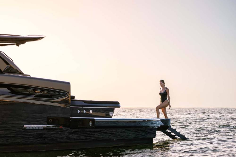 https://autogreeknews.gr/wp-content/uploads/2026/08/brabus-ultima-55-luxuskatamaran-2026-3.jpg