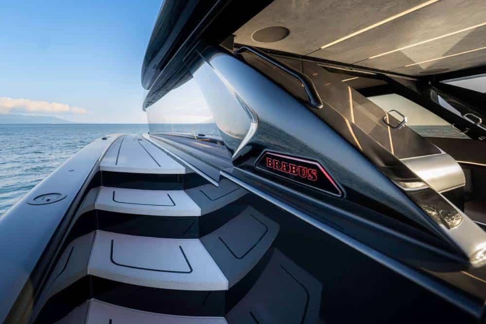 https://autogreeknews.gr/wp-content/uploads/2026/08/brabus-ultima-55-luxuskatamaran-2026-4.jpg