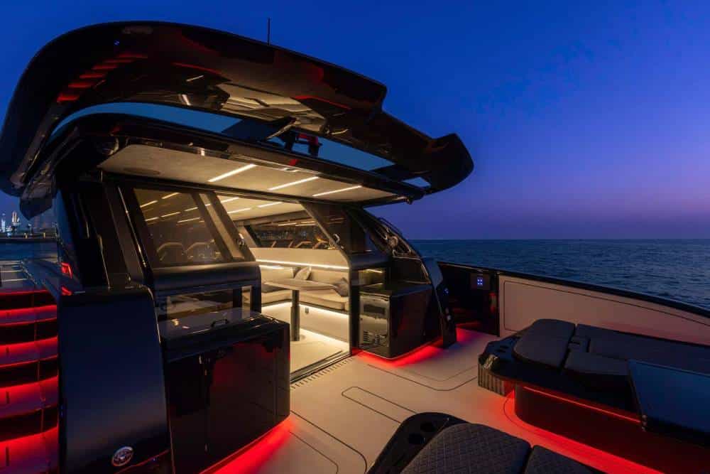 https://autogreeknews.gr/wp-content/uploads/2026/08/brabus-ultima-55-luxuskatamaran-2026-6.jpg