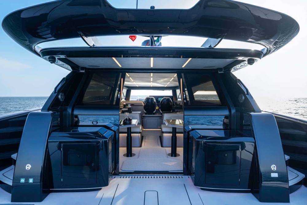https://autogreeknews.gr/wp-content/uploads/2026/08/brabus-ultima-55-luxuskatamaran-2026-9.jpg