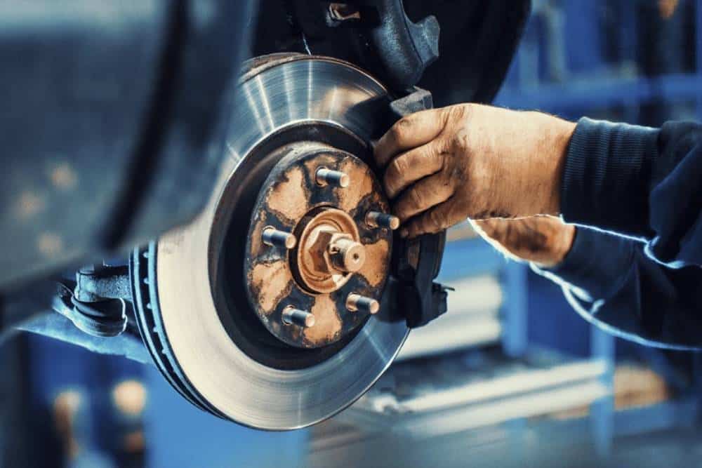 https://autogreeknews.gr/wp-content/uploads/2026/08/brake-pads-change-1.jpg