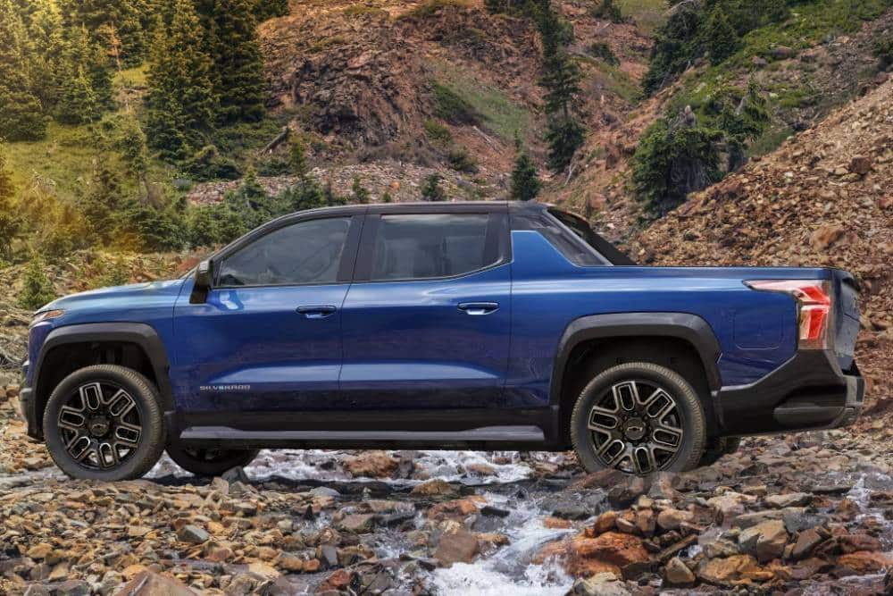 https://autogreeknews.gr/wp-content/uploads/2026/08/chevrolet-silverado-ev.jpg