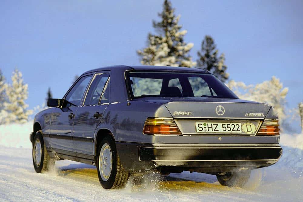 https://autogreeknews.gr/wp-content/uploads/2026/08/mercedes-benz_300_e_4matic_83.jpg