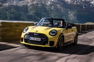 Νέο MINI JCW Cabrio για κορυφαίες επιδόσεις με ανοιχτή οροφή