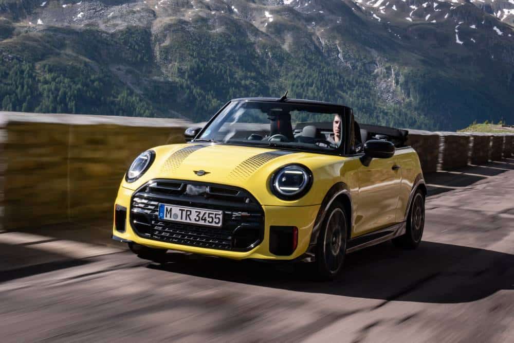 Νέο MINI JCW Cabrio για κορυφαίες επιδόσεις με ανοιχτή οροφή