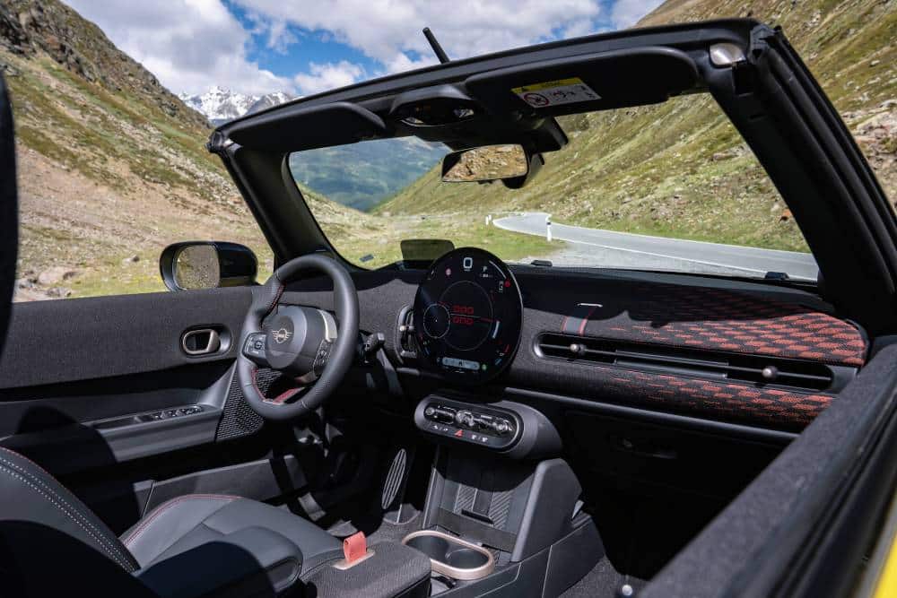https://autogreeknews.gr/wp-content/uploads/2026/08/mini-jcw-cabrio-alpes-2-1.jpg