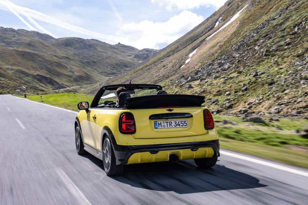 https://autogreeknews.gr/wp-content/uploads/2026/08/mini-jcw-cabrio-alpes-4-1.jpg