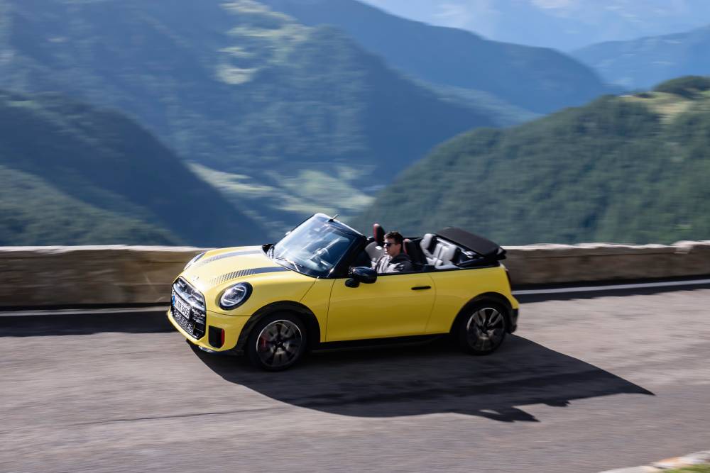 https://autogreeknews.gr/wp-content/uploads/2026/08/mini-jcw-cabrio-alpes-5-1.jpg