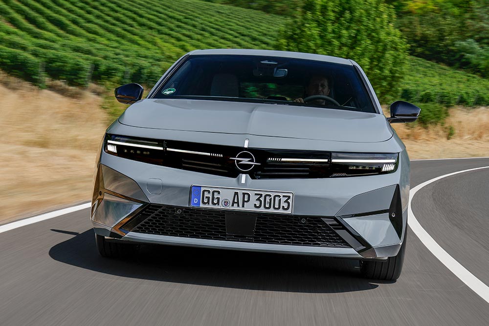 https://autogreeknews.gr/wp-content/uploads/2026/08/opel-astra-2026-4.jpg