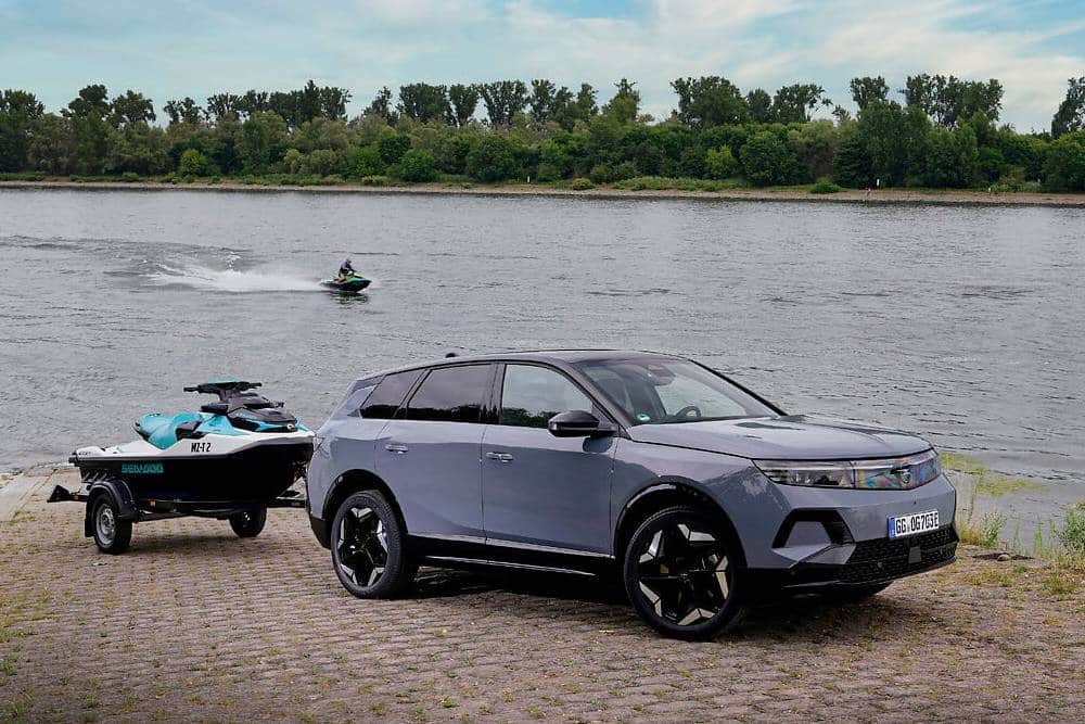 https://autogreeknews.gr/wp-content/uploads/2026/08/opel-grandland-electric-awd-pulling-power-2.jpg