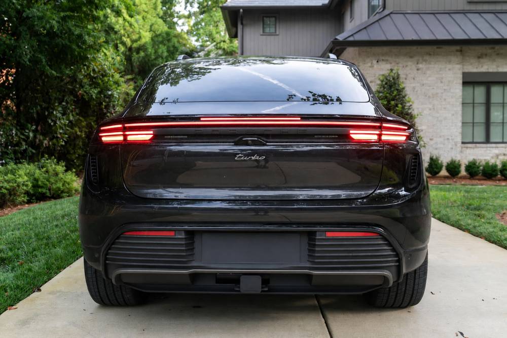 Για φούντο η αξία της Porsche Macan EV