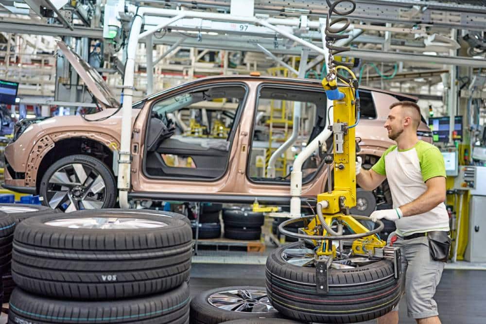 https://autogreeknews.gr/wp-content/uploads/2026/08/skoda-peak-assembly-line-4.jpg
