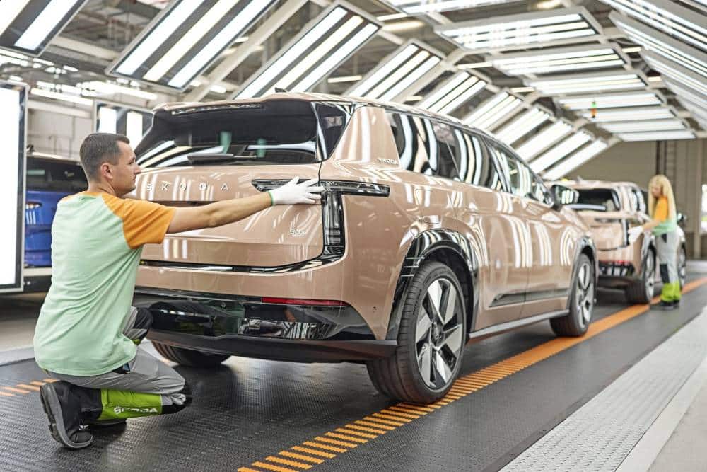 https://autogreeknews.gr/wp-content/uploads/2026/08/skoda-peak-assembly-line-7.jpg