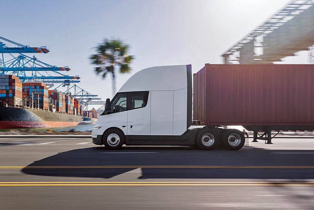 https://autogreeknews.gr/wp-content/uploads/2026/08/tesla-semi-europe-04.jpg