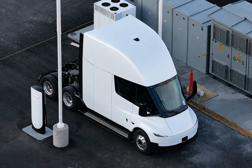 https://autogreeknews.gr/wp-content/uploads/2026/08/tesla-semi-europe-06.jpg