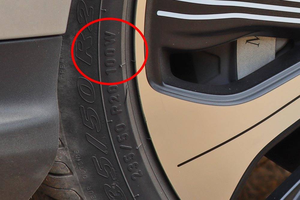 https://autogreeknews.gr/wp-content/uploads/2026/08/tire-speed-index-indicator-2.jpg